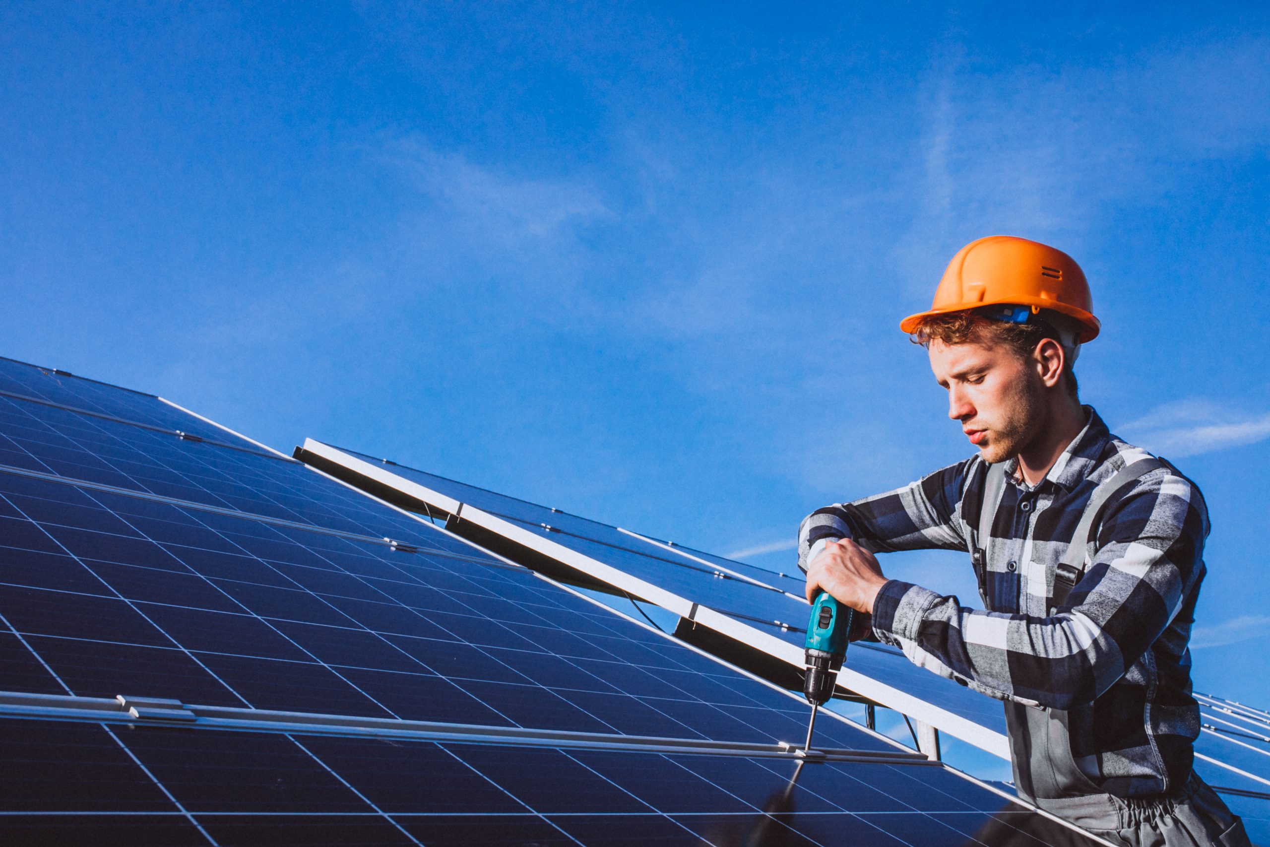 Man worker in the firld by the solar panels Güneş Panelleri Ve Fotovoltaik Sistemleri Kurulum Ve Onarım Eğitimi Sertifikası - Görsel 1